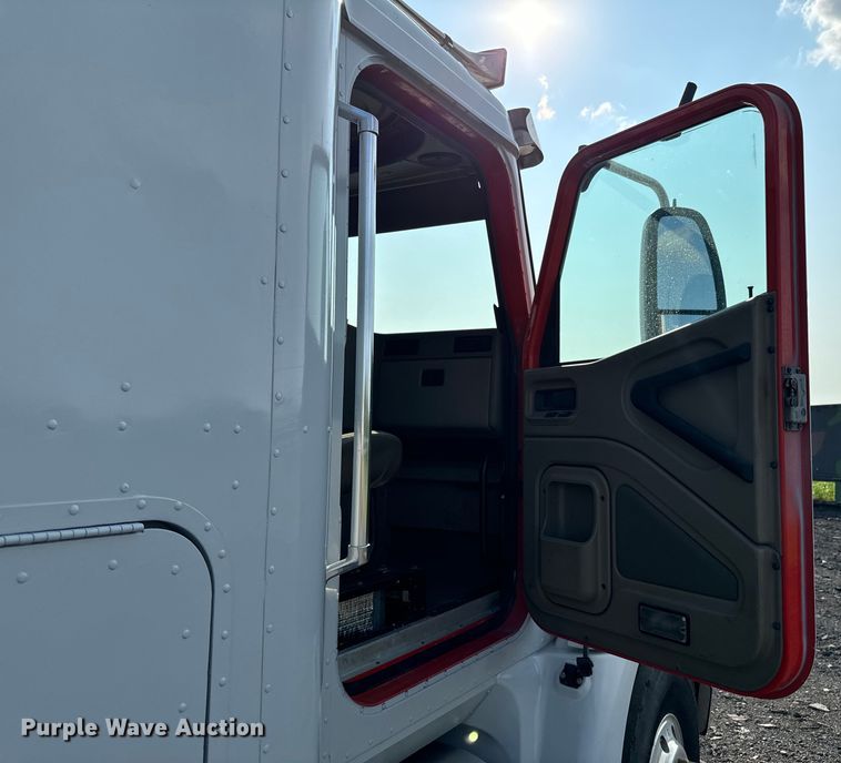 image for item DX0983 2006 International 9200i semi truck