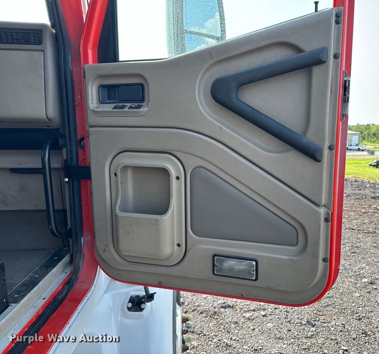 image for item DX0983 2006 International 9200i semi truck