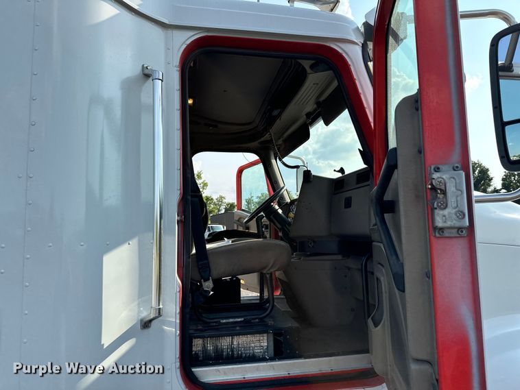 image for item DX0983 2006 International 9200i semi truck