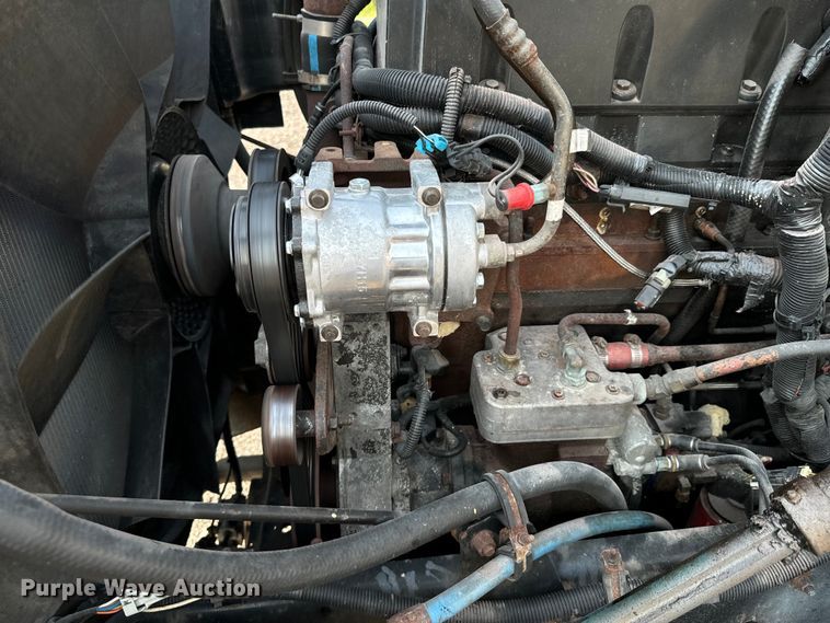 image for item DX0983 2006 International 9200i semi truck