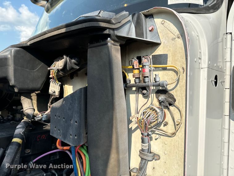 image for item DX0983 2006 International 9200i semi truck