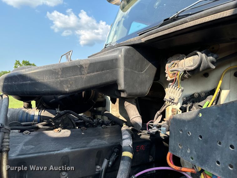 image for item DX0983 2006 International 9200i semi truck