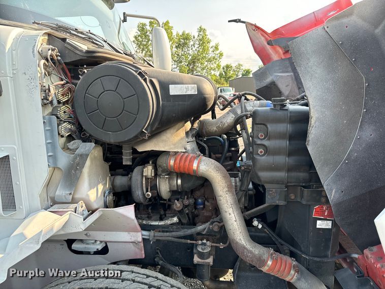 image for item DX0983 2006 International 9200i semi truck