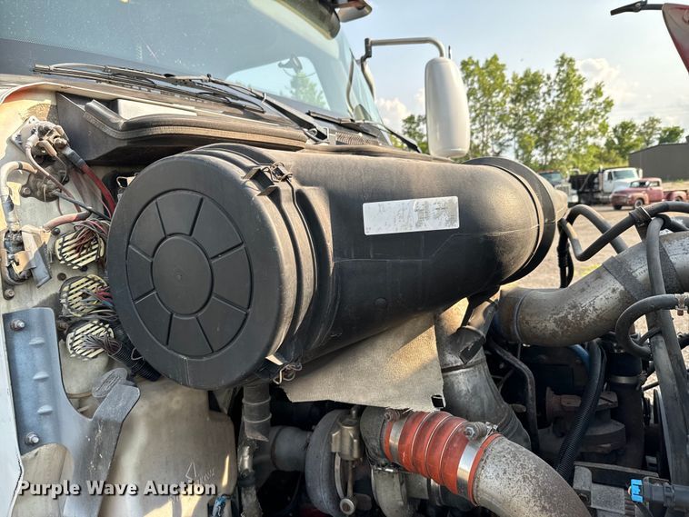 image for item DX0983 2006 International 9200i semi truck