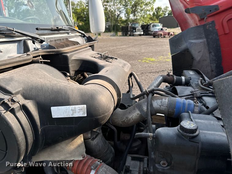 image for item DX0983 2006 International 9200i semi truck