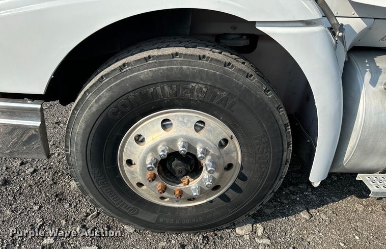 image for item DX0983 2006 International 9200i semi truck