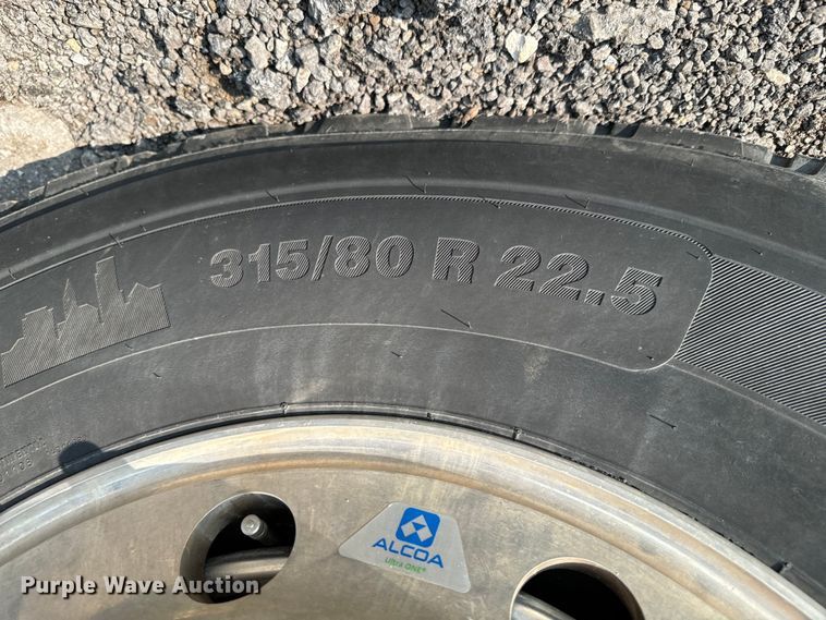 image for item DX0983 2006 International 9200i semi truck