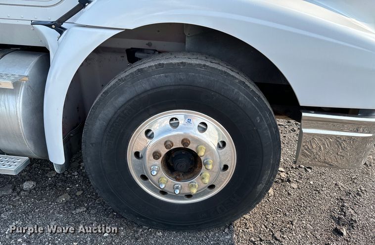 image for item DX0983 2006 International 9200i semi truck