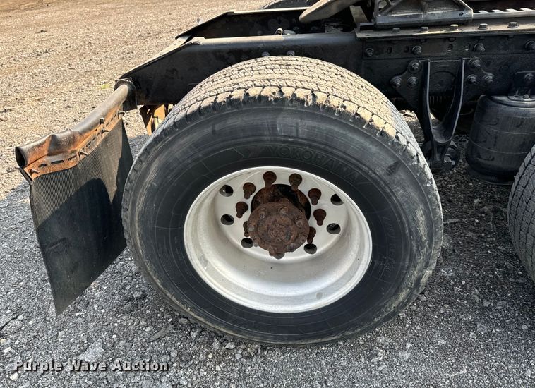 image for item DX0983 2006 International 9200i semi truck