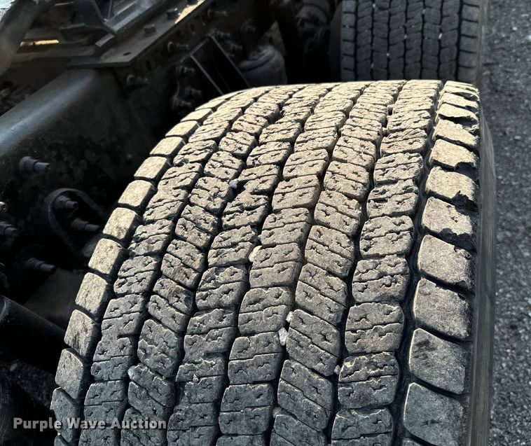 image for item DX0983 2006 International 9200i semi truck