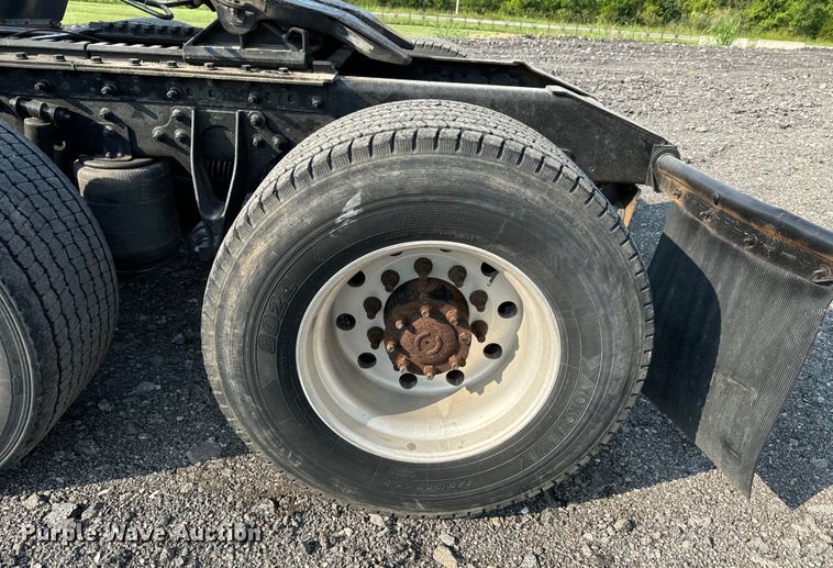 image for item DX0983 2006 International 9200i semi truck