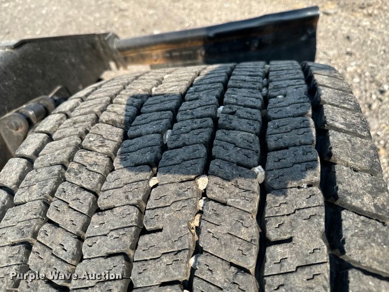 image for item DX0983 2006 International 9200i semi truck