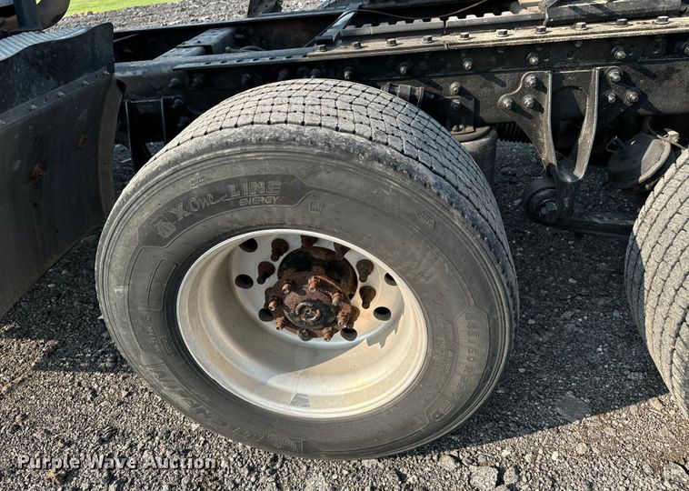 image for item DX0983 2006 International 9200i semi truck