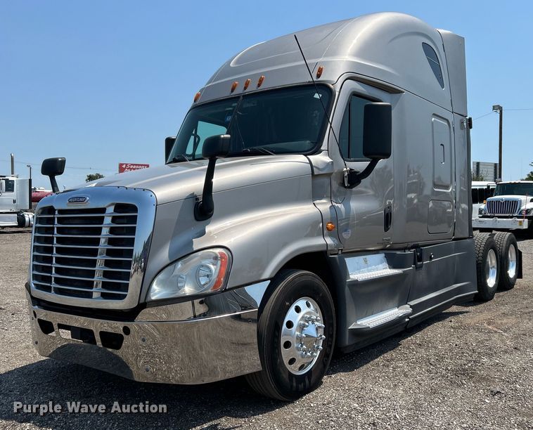 image for item EG0823 2016 Freightliner  Cascadia semi truck