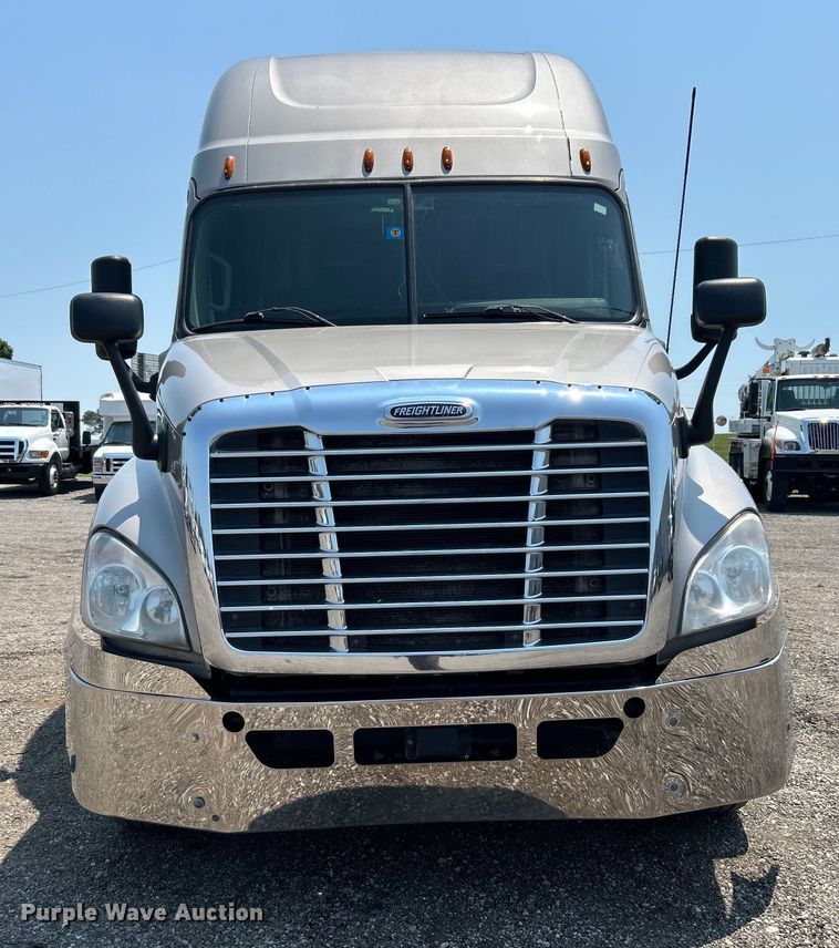 image for item EG0823 2016 Freightliner  Cascadia semi truck