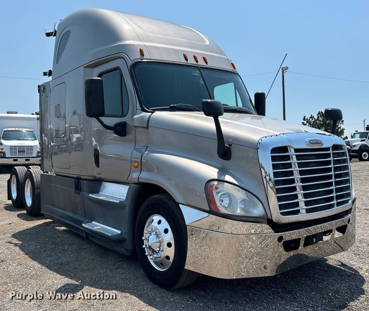 image for item EG0823 2016 Freightliner  Cascadia semi truck