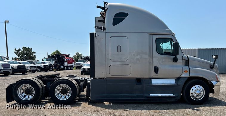 image for item EG0823 2016 Freightliner  Cascadia semi truck