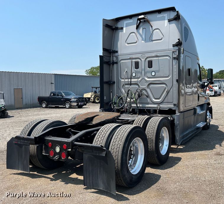 image for item EG0823 2016 Freightliner  Cascadia semi truck