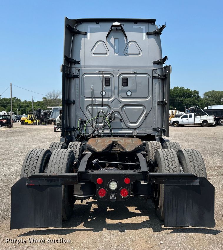 image for item EG0823 2016 Freightliner  Cascadia semi truck