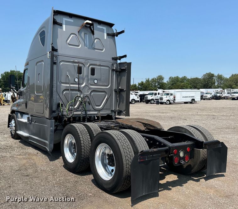 image for item EG0823 2016 Freightliner  Cascadia semi truck