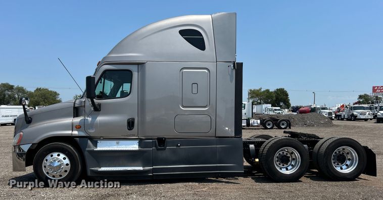 image for item EG0823 2016 Freightliner  Cascadia semi truck