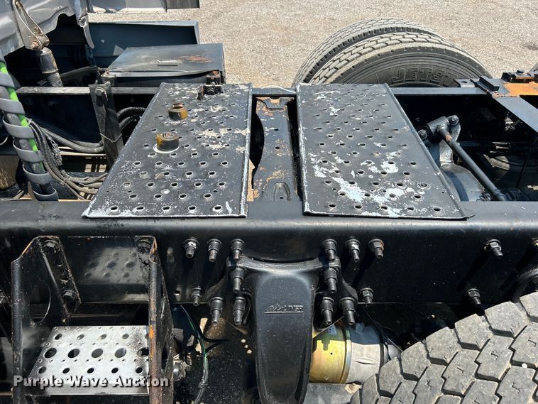 image for item EG0823 2016 Freightliner  Cascadia semi truck