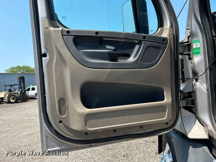 image for item EG0823 2016 Freightliner  Cascadia semi truck