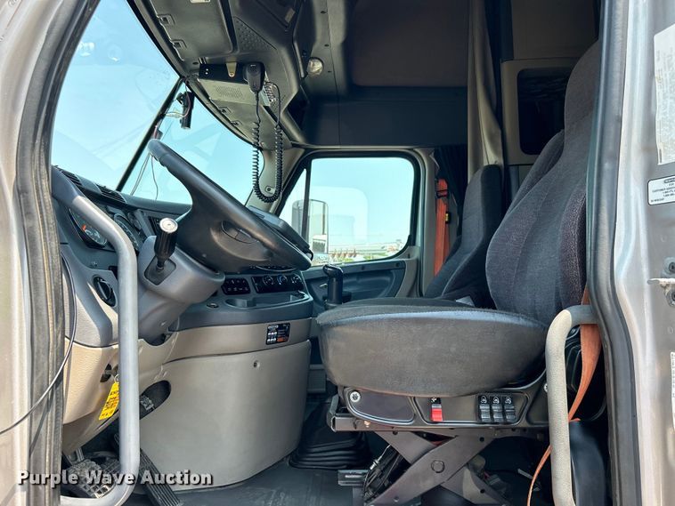 image for item EG0823 2016 Freightliner  Cascadia semi truck