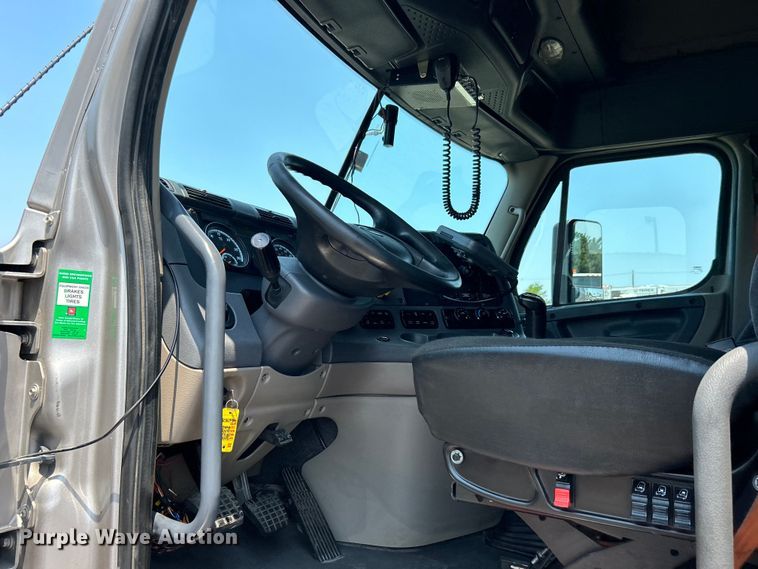 image for item EG0823 2016 Freightliner  Cascadia semi truck