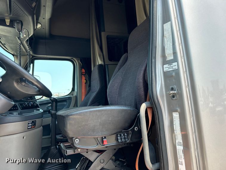 image for item EG0823 2016 Freightliner  Cascadia semi truck