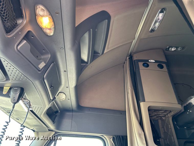 image for item EG0823 2016 Freightliner  Cascadia semi truck