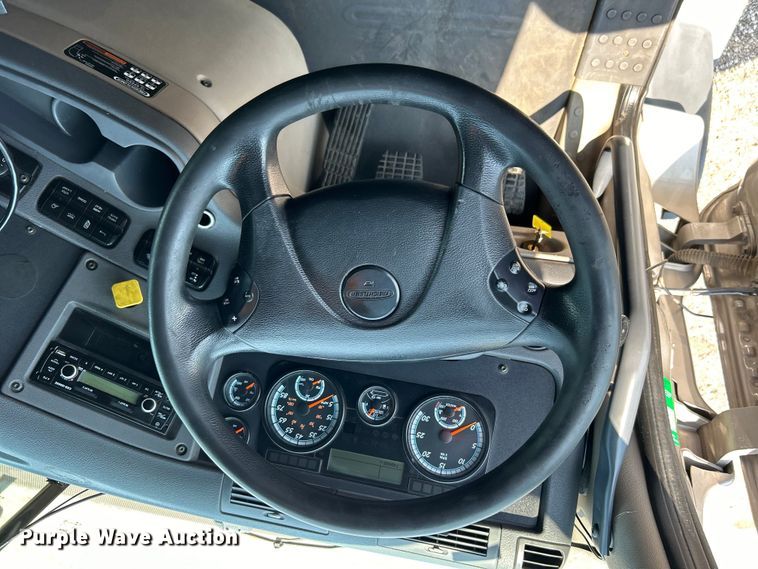 image for item EG0823 2016 Freightliner  Cascadia semi truck