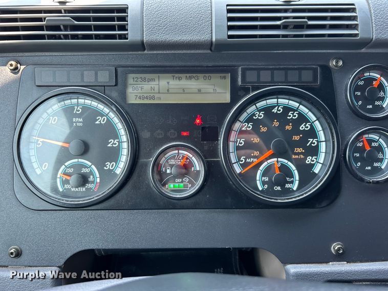 image for item EG0823 2016 Freightliner  Cascadia semi truck