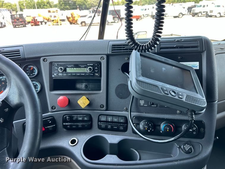 image for item EG0823 2016 Freightliner  Cascadia semi truck