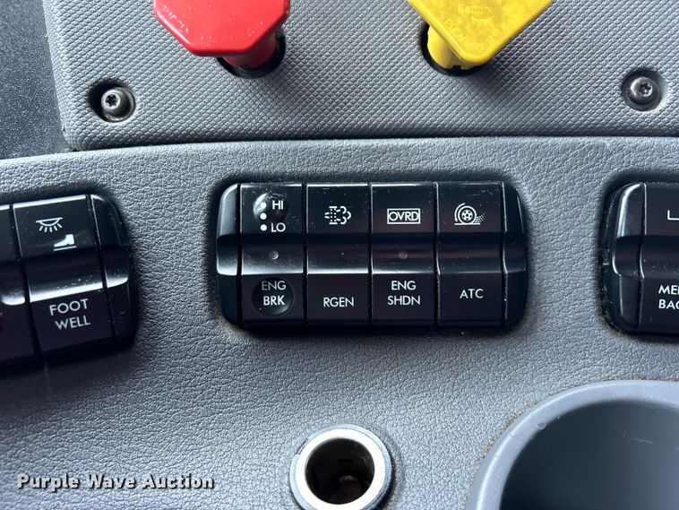 image for item EG0823 2016 Freightliner  Cascadia semi truck