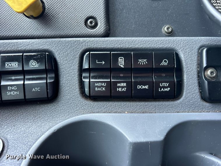 image for item EG0823 2016 Freightliner  Cascadia semi truck