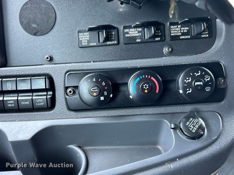 image for item EG0823 2016 Freightliner  Cascadia semi truck