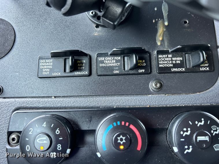 image for item EG0823 2016 Freightliner  Cascadia semi truck