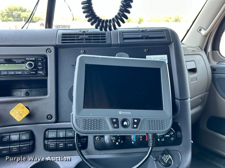 image for item EG0823 2016 Freightliner  Cascadia semi truck