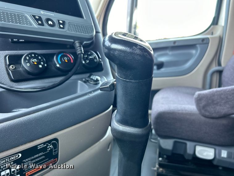 image for item EG0823 2016 Freightliner  Cascadia semi truck