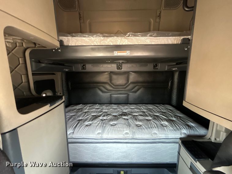 image for item EG0823 2016 Freightliner  Cascadia semi truck