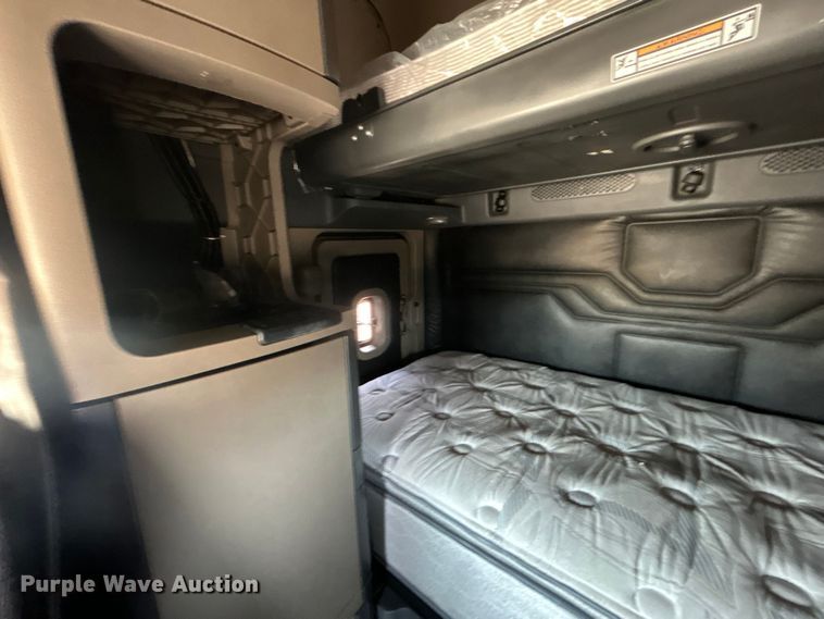 image for item EG0823 2016 Freightliner  Cascadia semi truck