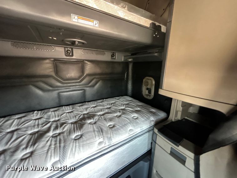 image for item EG0823 2016 Freightliner  Cascadia semi truck