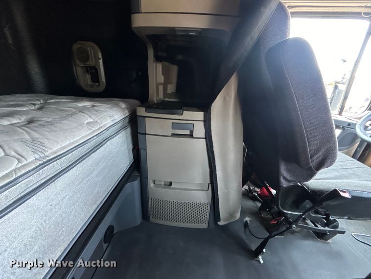 image for item EG0823 2016 Freightliner  Cascadia semi truck