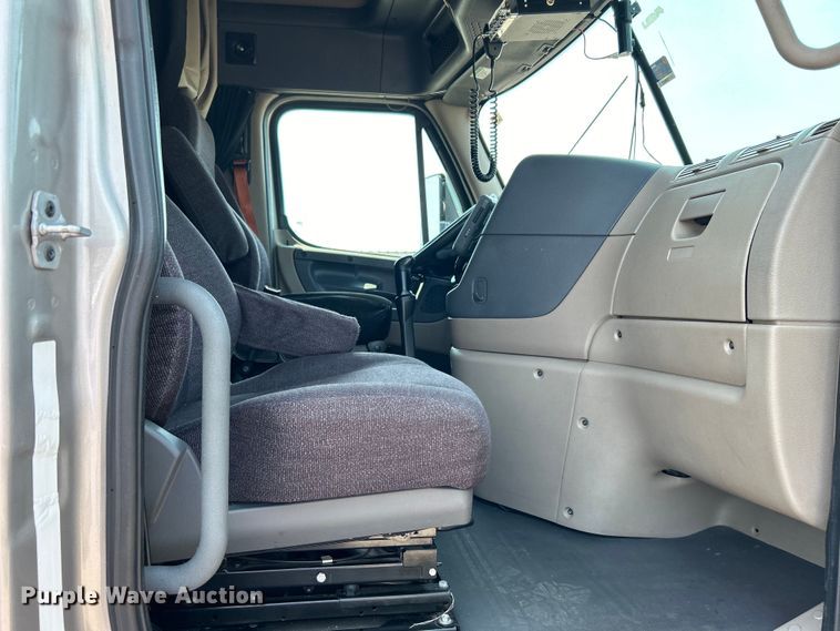 image for item EG0823 2016 Freightliner  Cascadia semi truck