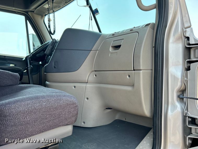 image for item EG0823 2016 Freightliner  Cascadia semi truck