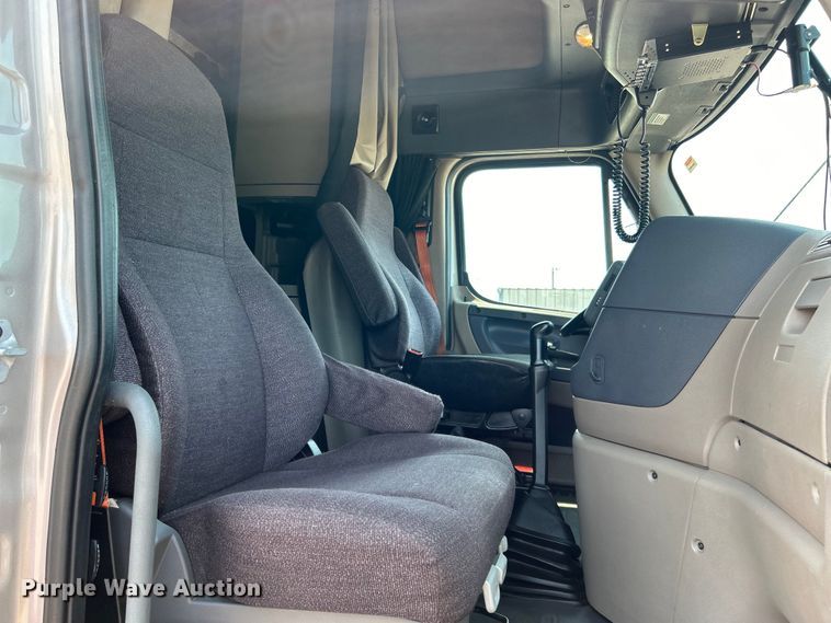 image for item EG0823 2016 Freightliner  Cascadia semi truck