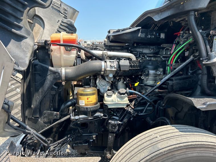 image for item EG0823 2016 Freightliner  Cascadia semi truck