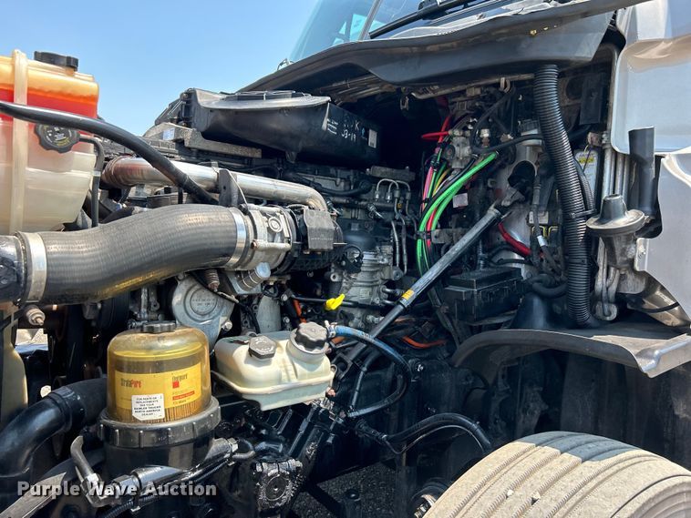 image for item EG0823 2016 Freightliner  Cascadia semi truck