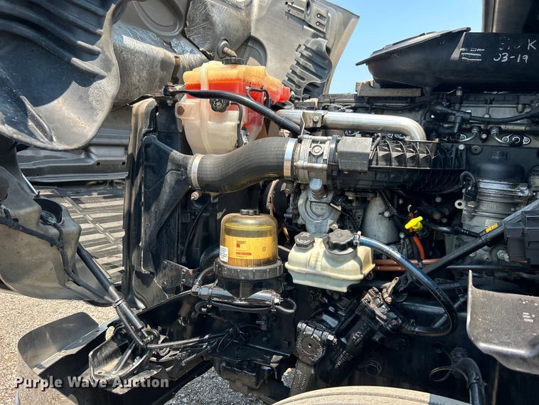 image for item EG0823 2016 Freightliner  Cascadia semi truck